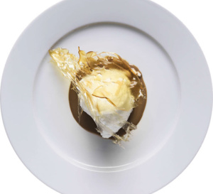 Menu de 3 chefs - Dessert de Yannick Alléno : Œuf neige au coulis de café, cristalline de sucre