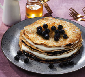 Gâteau de crêpes au fromage blanc et aux myrtilles