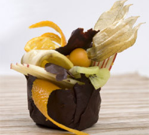 coques de chocolat aux fruits de décembre, pommes, raisins et physalis