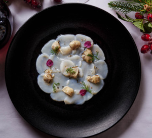 Menu de chefs pour les fêtes - Carpaccio de Saint-Jacques et huîtres à l’huile de curry d'Éric Frechon