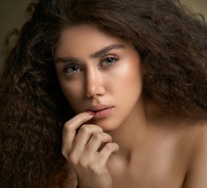 Sublimez vos cheveux texturés grâce à une routine adaptée