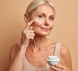 Crème anti taches brunes pour le visage : guide complet pour un teint lumineux