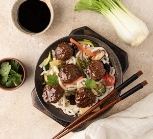 Recette chinoise : boulettes de bœuf laquées sauce soja et nouilles aux légumes