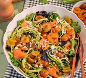 Salade de spaghettis de courgette, truite, mirabelles poêlées