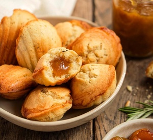 Madeleines au romarin fourrées et confiture de Mirabelles