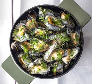 Moules marinières à la crème et au vin blanc