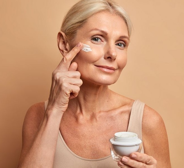 Crème anti taches brunes pour le visage : guide complet pour un teint lumineux