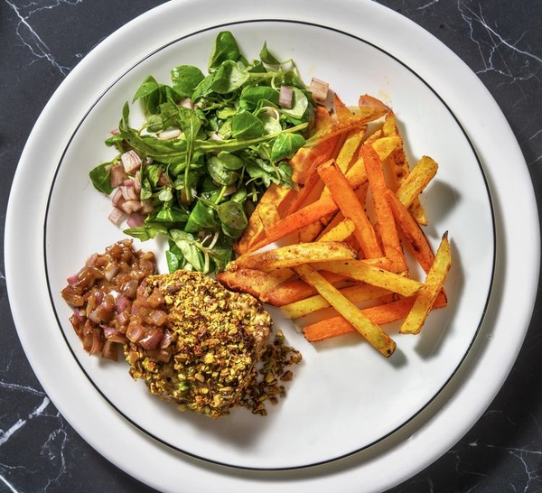 Filet mignon de porc en croûte de pistaches et frites au paprika