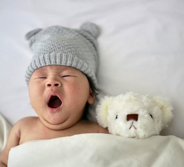 Comment choisir entre un berceau cododo et un lit parapluie pour les premiers mois ?