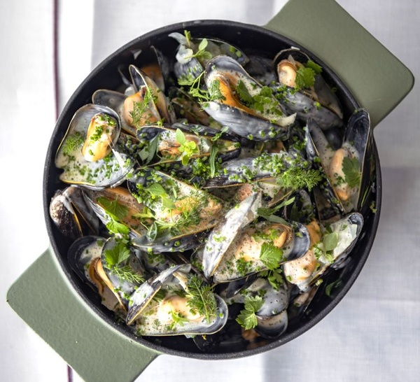 Moules marinières à la crème et au vin blanc