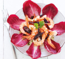 Salade fantaisie aux endives Carmine®, pruneaux et crevettes