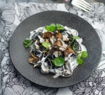 Spaghetti noirs aux champignons, tomates séchées et crème au parmesan