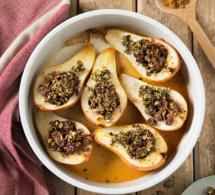 Poires au four au croustillant de fruits secs à l'huile de pépin de courge