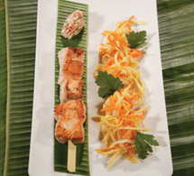 recette de Christian Bidard : Brochette de saumon, légumes au wok et rougail de tomate au lait de coco