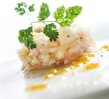 recette : tartare de langoustines en bouillon de thé vert et gelée d’abricots