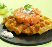 tartare de saumon de Norvège, gaufre de pommes de terre, sauce aigrelette