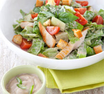 salade croquante façon César au poulet grillé, sauce gourmande aux oignons caramélisés