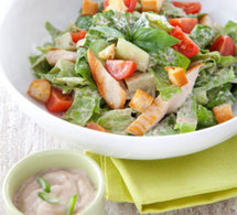 salade croquante façon César au poulet grillé, sauce gourmande aux oignons caramélisés