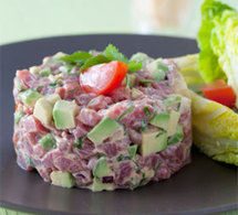 tartare de bœuf à la mexicaine avocat et oignon rouge, sauce gourmande à la tomate