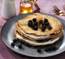 Gâteau de crêpes au fromage blanc et aux myrtilles