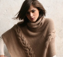 Tricot expliqué : un poncho stylé à maxi torsades