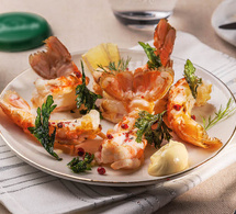 Langoustines rôties, persil frit et poivre rose