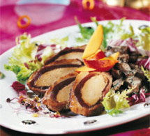 Magret de canard farci au foie gras, avec pommes et champignons