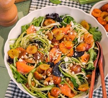 Salade de spaghettis de courgette, truite, mirabelles poêlées