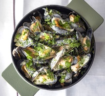 Moules marinières à la crème et au vin blanc